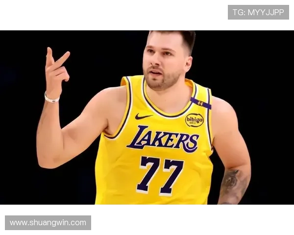 老詹开心点赞东契奇罚球失手未能达成50分替补席队友乐开怀