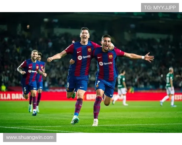 马卡报报道莱万上半场不适巴萨对其坚持比赛表示不满